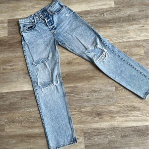 H&M 90s boyfriend, jeans. Light blue distressed loose fit.